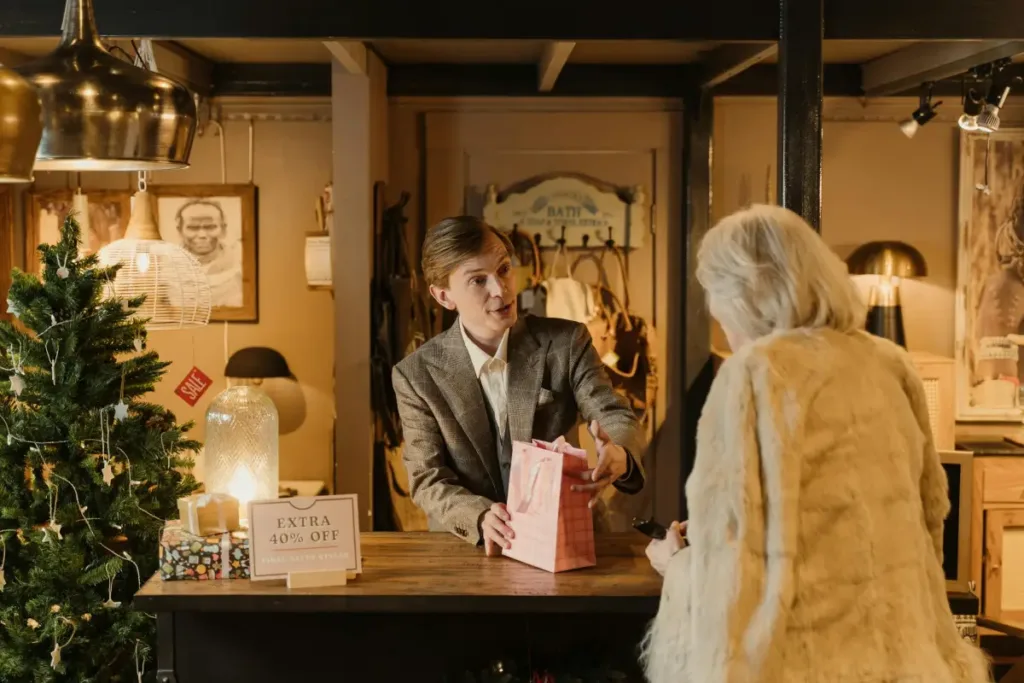 Staf toko membantu pelanggan memilih produk yang tepat sebagai bagian dari strategi upselling