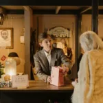 Staf toko membantu pelanggan memilih produk yang tepat sebagai bagian dari strategi upselling